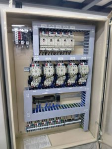 【梅雨・夏前の赤信号】工場の湿気と塩害から天井クレーンを守る！電気トラブルを防ぐポイント